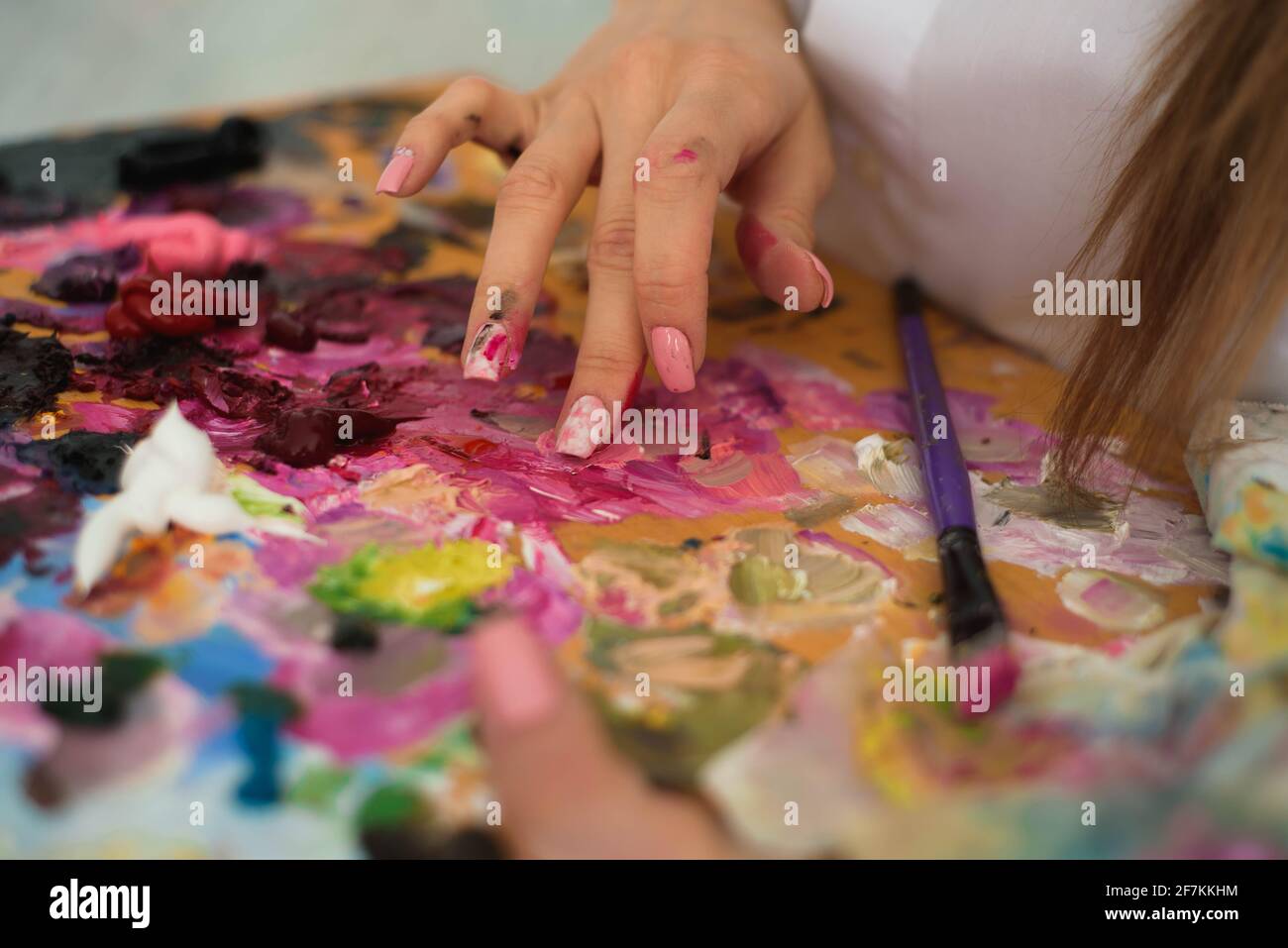Girl painting on canvas in art class hi-res stock photography and ...