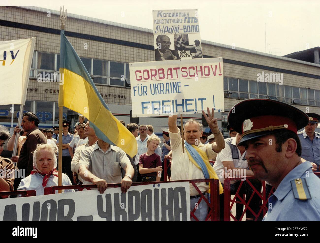 Kiev 1991-07-17 When Soviet President Mikhail Gorbachev visited the Ukrainian capital, Kiev, on July 07, 1997, he was left in no doubt that the Ukrainians wanted to break away from the Soviet Union and form their own state. The yellow-blue flag is used again after 600 years.  Photo: Sven-Erik Sjoberg / DN / TT / Code: 53 Stock Photo