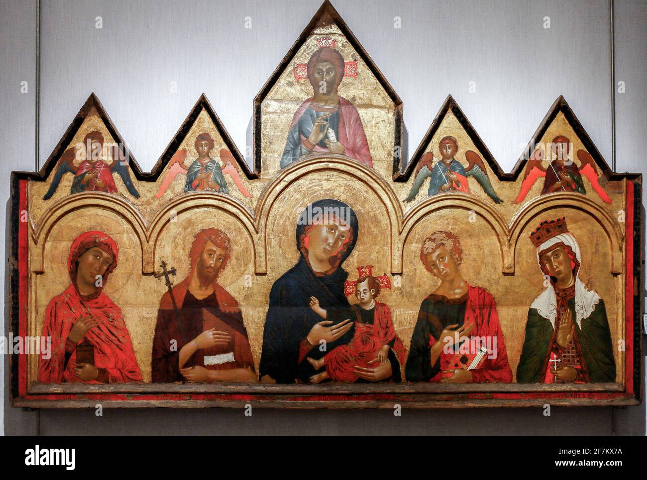 Italy Umbria Perugia: National gallery of Umbria  -  Vigoroso da Siena - Madonna and Child with Saints Mary Magdalene, John the Evangelist and Juliana - Above blessing Christ and Angels Stock Photo