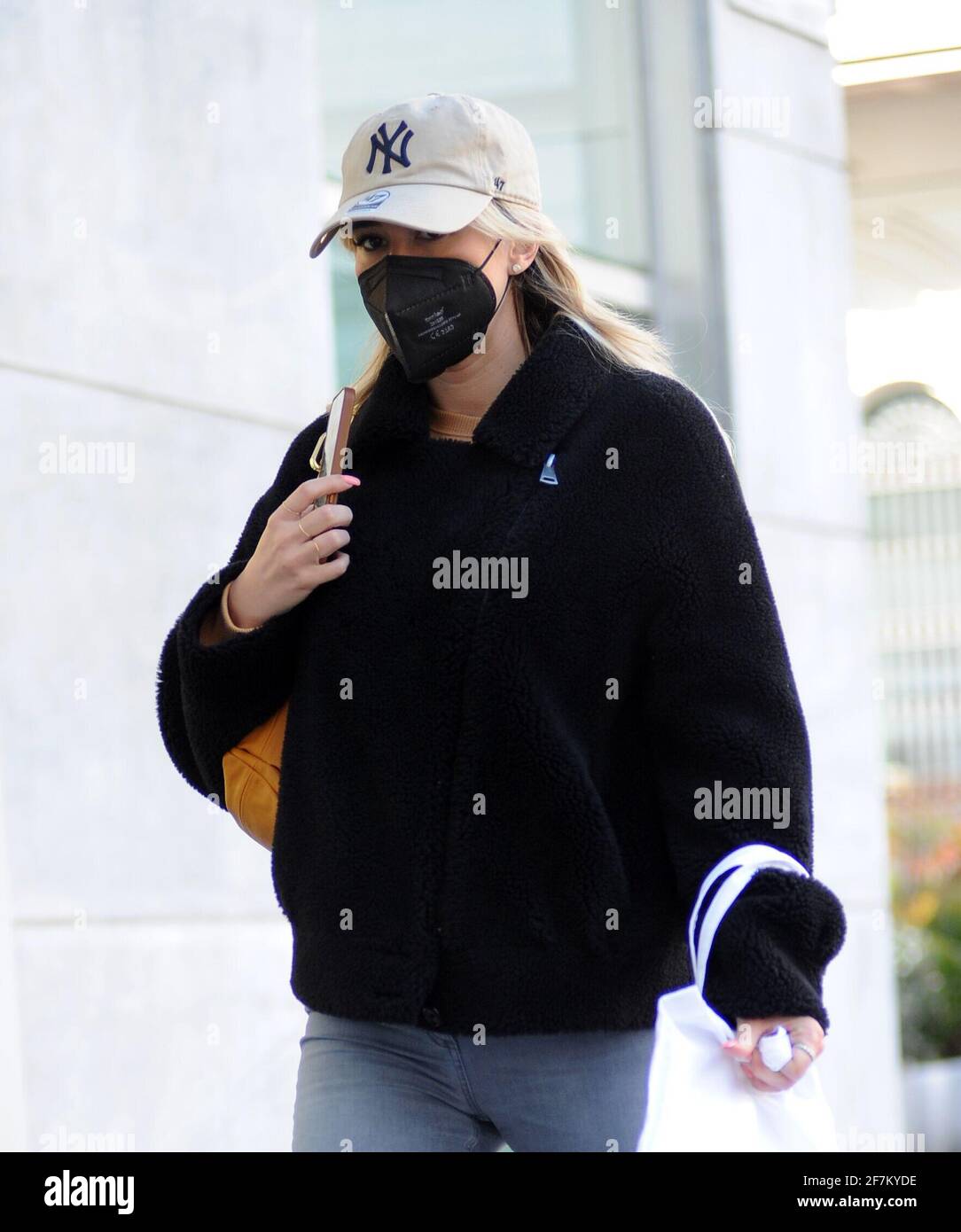 Milan, Diletta Leotta gets picked up after work After going to work, with a  mask pulled down to her eyes and a cap to try not to be recognized, Diletta  Leotta gets