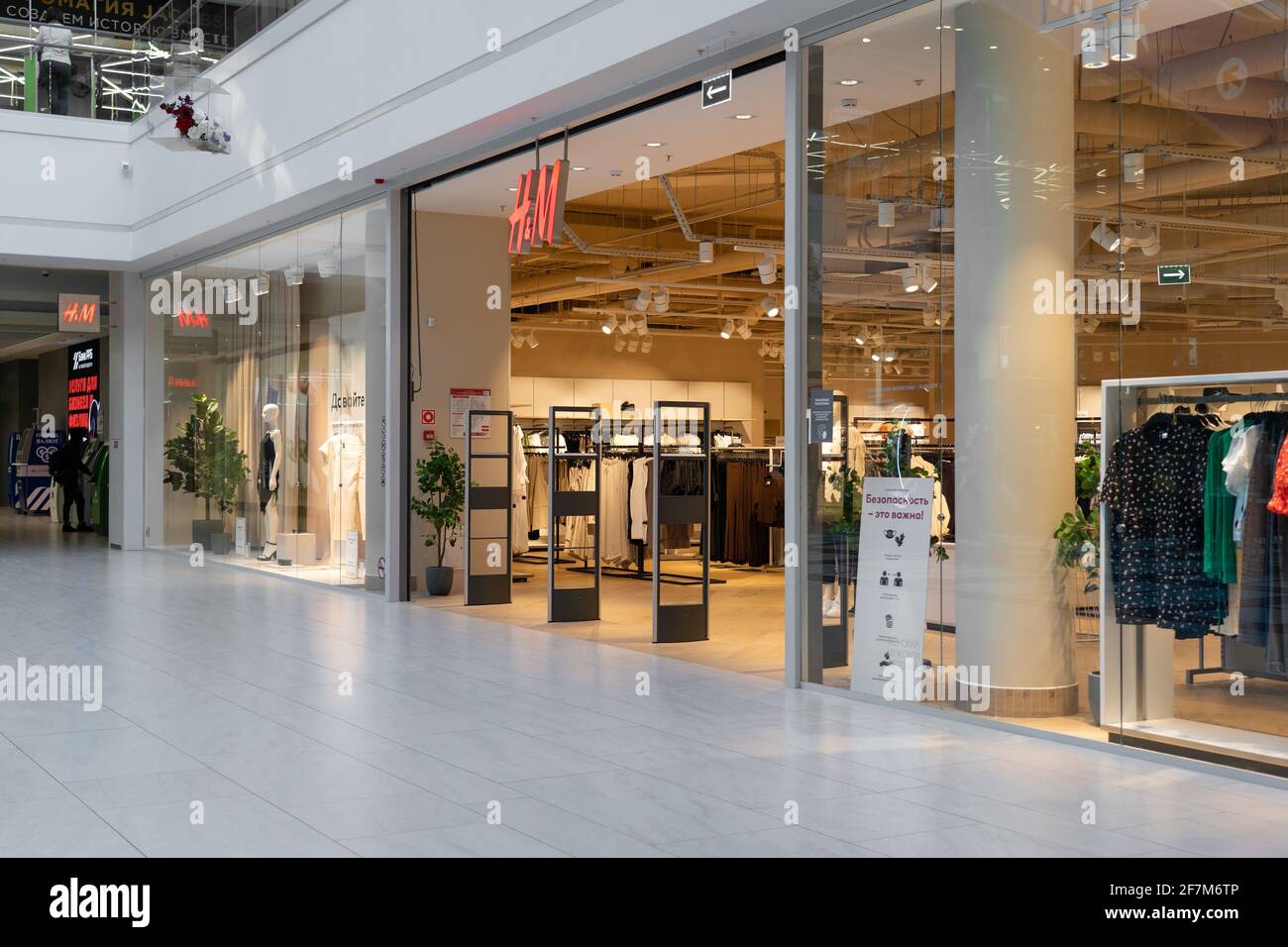 H&m 2025 cape gate