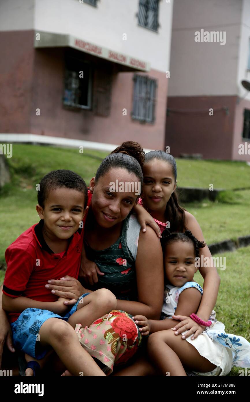 mata de sao joao, bahia, brazil - october 1, 2020: a mother and her three children are seen in a popular condominium under construction by the federal Stock Photo