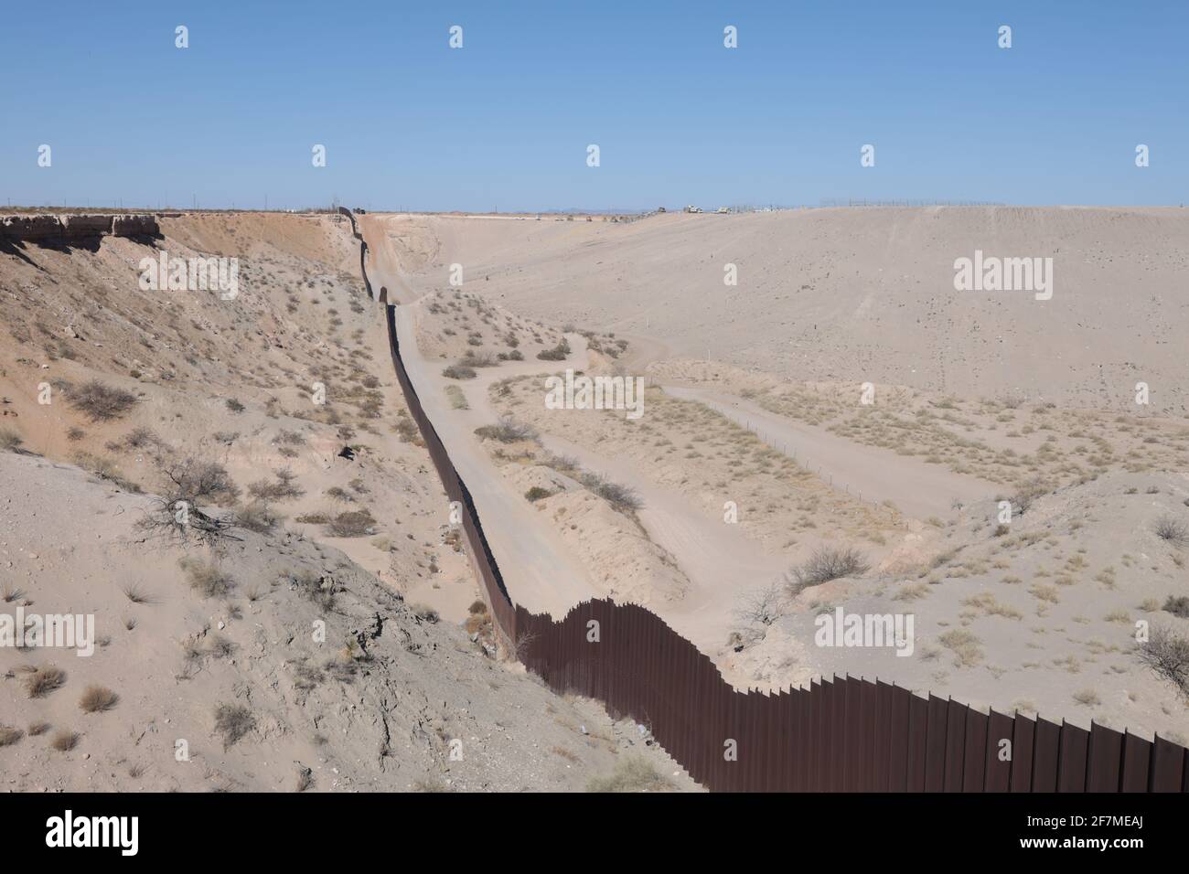 The border wall United States - Mexico (in English: Mexico – United ...