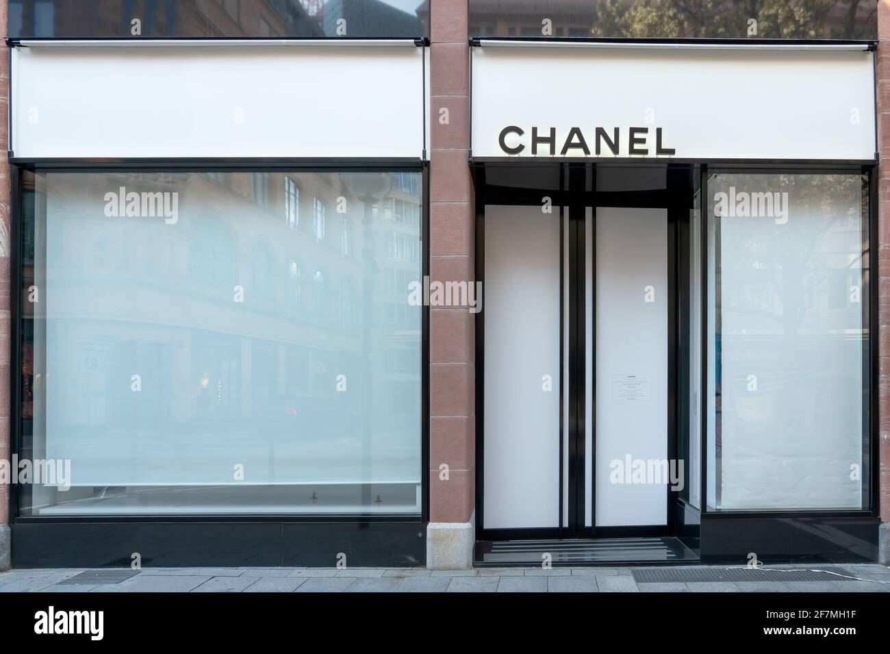 Frankfurt, 03/2020: Chanel in Frankfurt closed due to Corona. Chanel is a luxury company that focuses on high fashion and ready-made clothes, luxury p Stock Photo