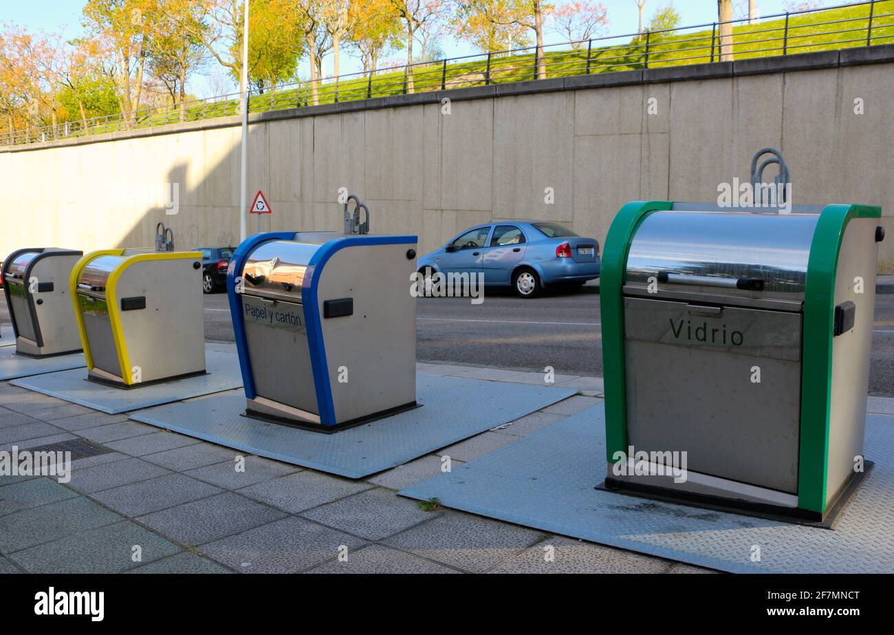 Underground rubbish system with separate bins at the roadside for glass
