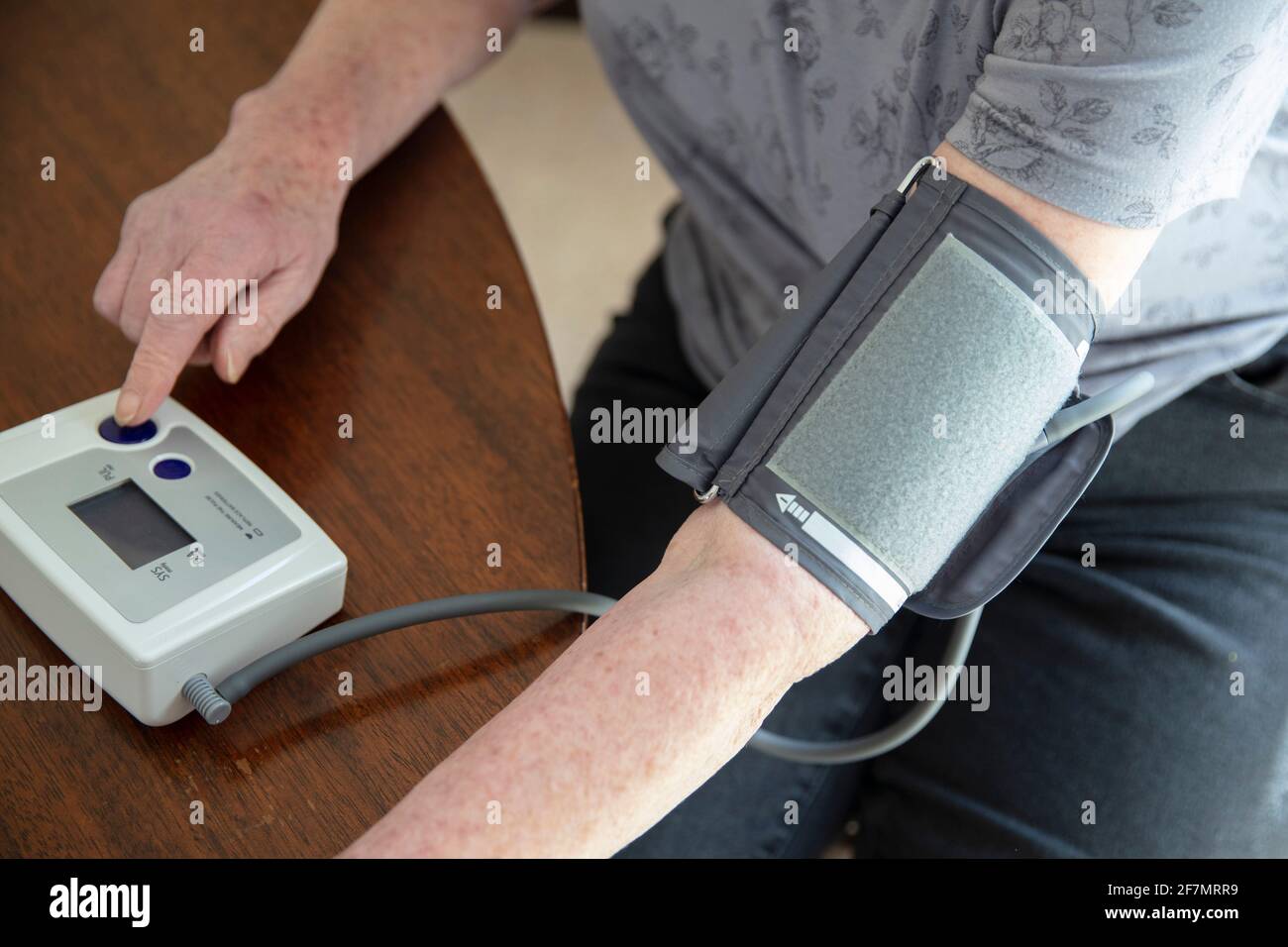 https://c8.alamy.com/comp/2F7MRR9/an-older-senior-woman-checks-her-blood-pressure-at-home-health-care-concept-2F7MRR9.jpg