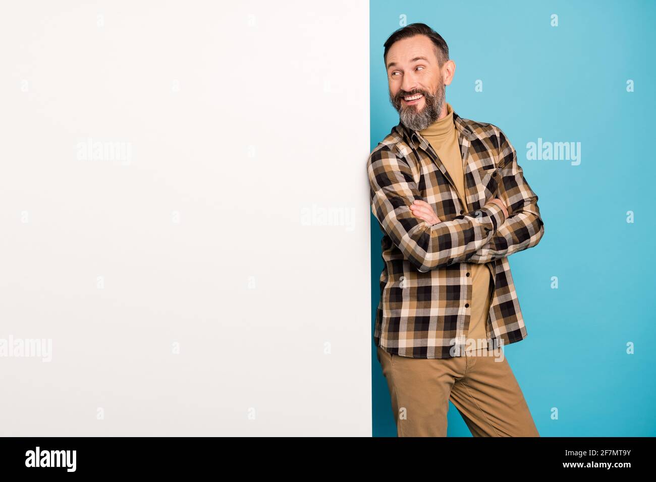 Photo portrait of man smiling looking at white wall blank space place ...