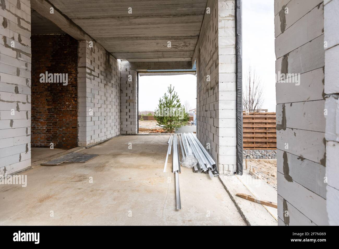 Building Construction Site in progress to new house Stock Photo - Alamy