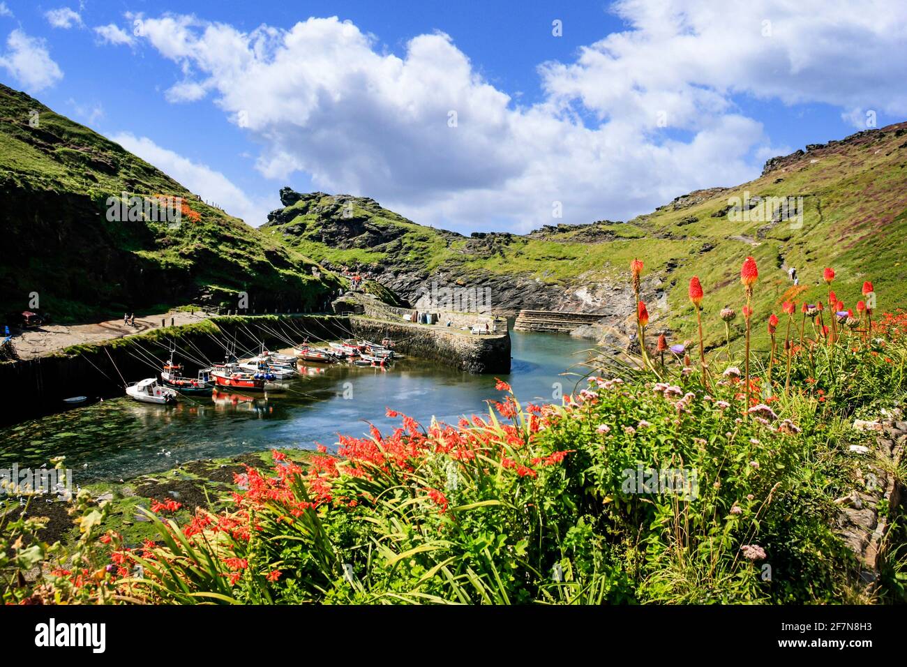 The narrow entrance to Boscastle Harbour in Cornwall Stock Photo
