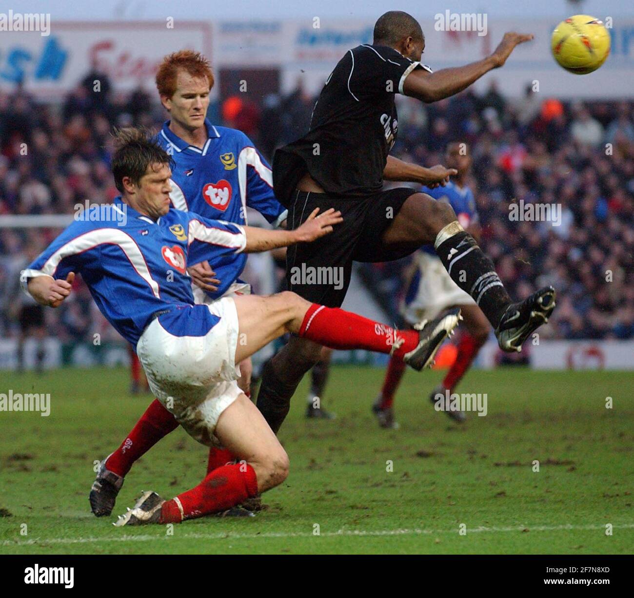 PORTSMOUTH V CRYSTAL PALACE ARJAN DE ZEEUW GETS THE BETTER OF DELE ADEBOLA PIC MIKE WALKER 2002 Stock Photo