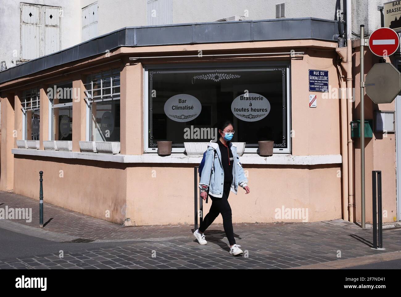 Montargis, France. 8th Apr, 2021. A woman walks past a closed restaurant in Montargis, central France, on April 8, 2021. More than 10 million people have received a first COVID-19 vaccine dose in France, Prime Minister Jean Castex announced on Thursday, pledging to quickly expand the vaccination rollout. Credit: Gao Jing/Xinhua/Alamy Live News Stock Photo
