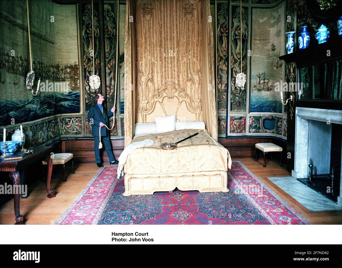 Dr Simon Thurley in George II bedroom in Hanpton Court  Palace Stock Photo