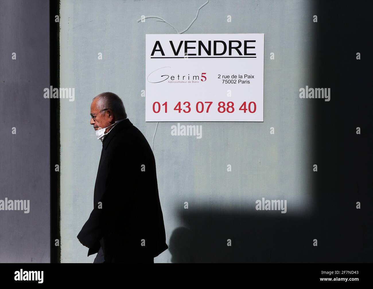 Montargis, France. 8th Apr, 2021. A man walks past a boutique for sale in Montargis, central France, on April 8, 2021. More than 10 million people have received a first COVID-19 vaccine dose in France, Prime Minister Jean Castex announced on Thursday, pledging to quickly expand the vaccination rollout. Credit: Gao Jing/Xinhua/Alamy Live News Stock Photo