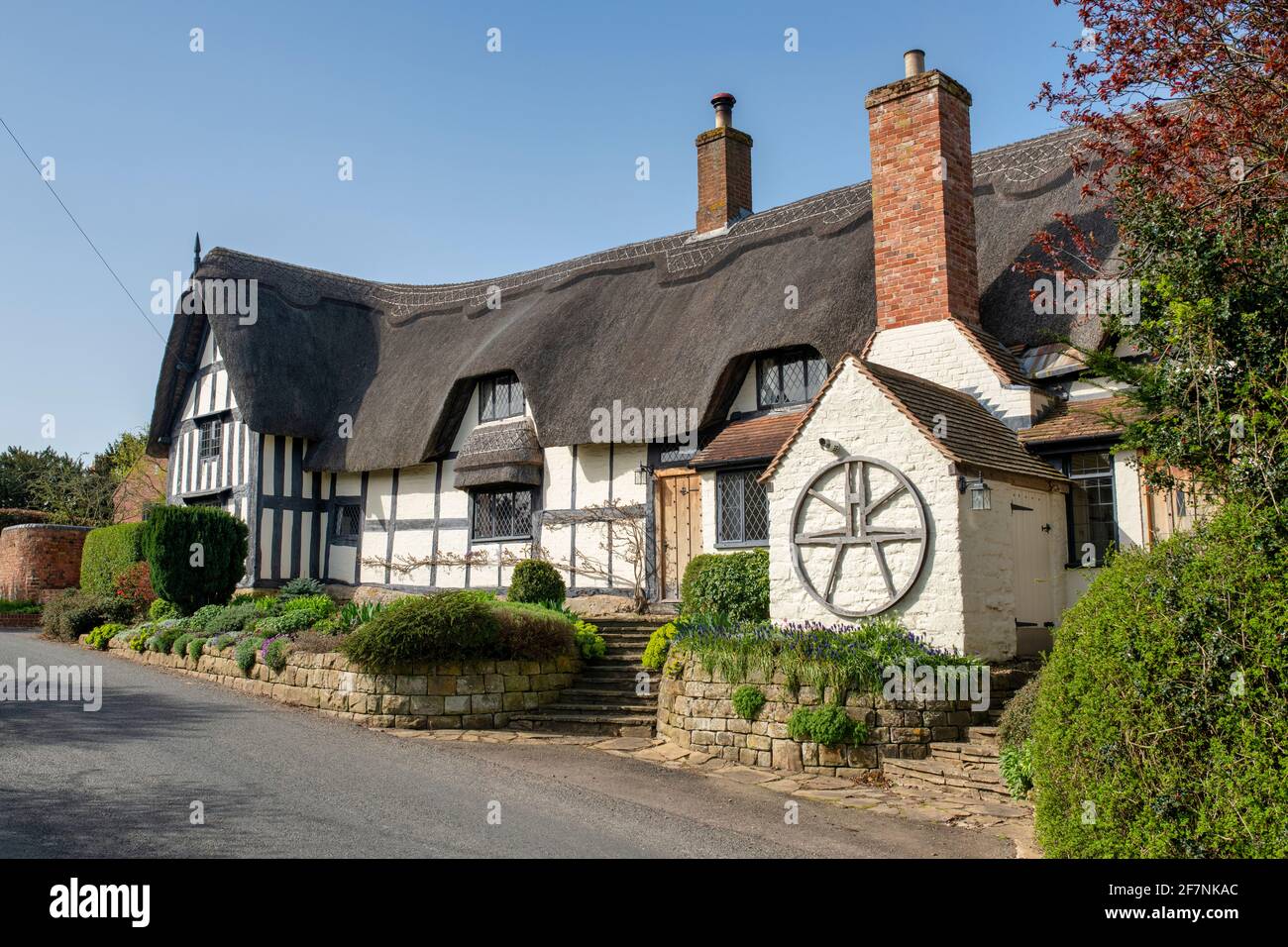 Thatched black and white timber framed cottage in Great Comberton, Cotswolds, Wychavon district, Worcestershire, UK Stock Photo