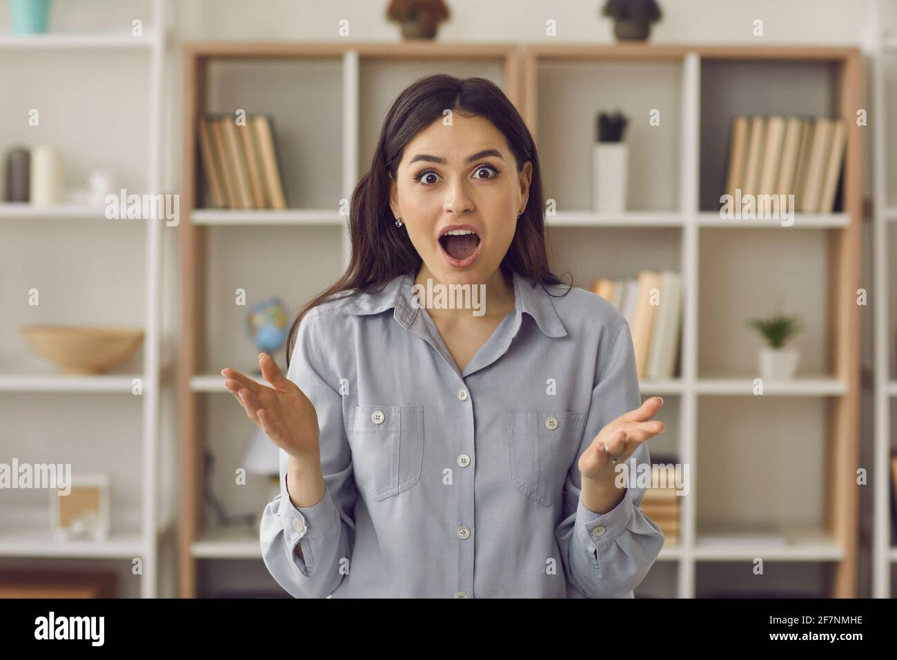 Friends gossip shock surprise hi-res stock photography and images - Alamy