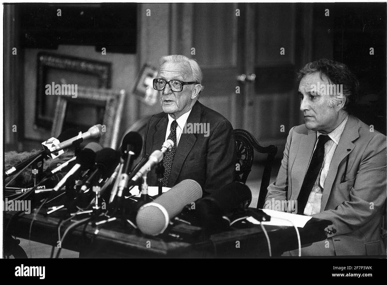 Lord Carrington with EC Envoy Jose Cutileiro talking to the press on Yugoslavia Stock Photo