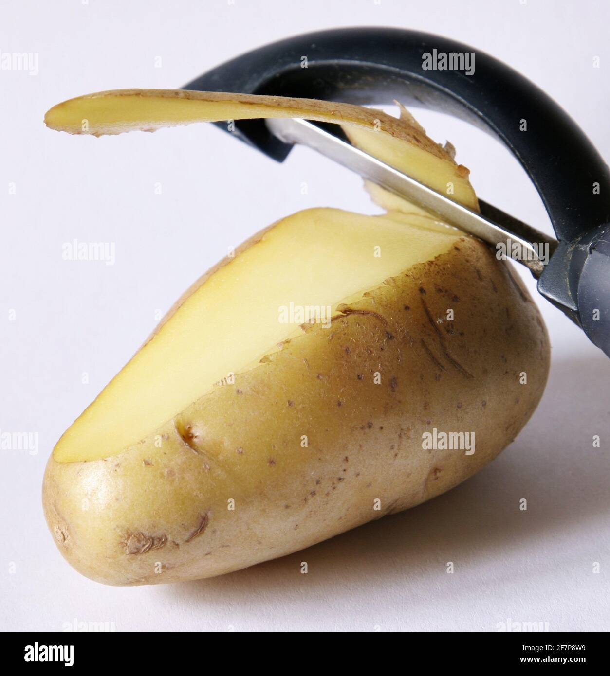 https://c8.alamy.com/comp/2F7P8W9/potato-solanum-tuberosum-potato-is-peeled-with-a-potato-peeler-2F7P8W9.jpg
