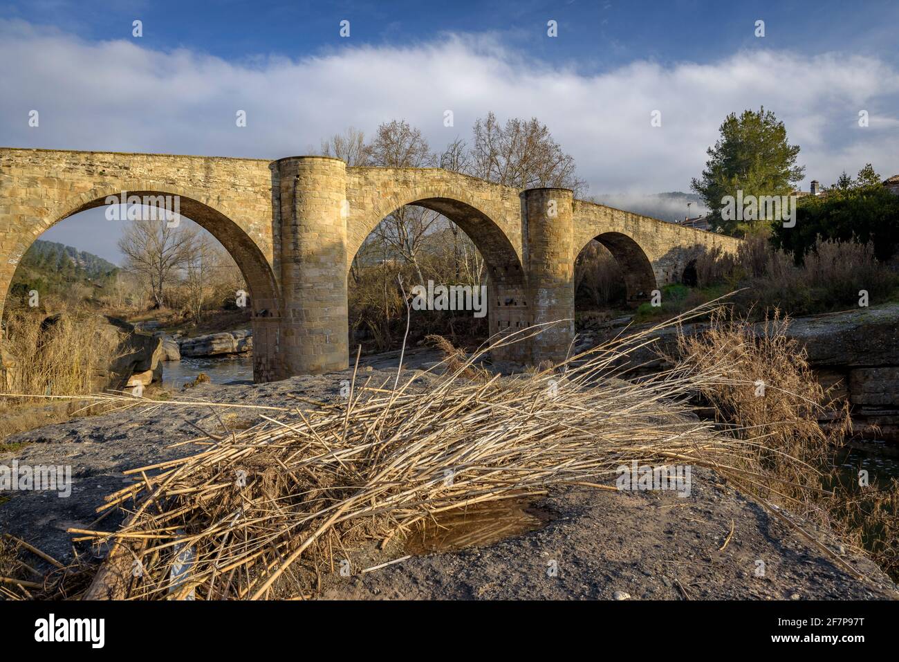 El Pont de Vilomara medieval bridge over the Llobregat river (Barcelona province, Catalonia, Spain) ESP: El puente medieval de El Pont de Vilomara Stock Photo