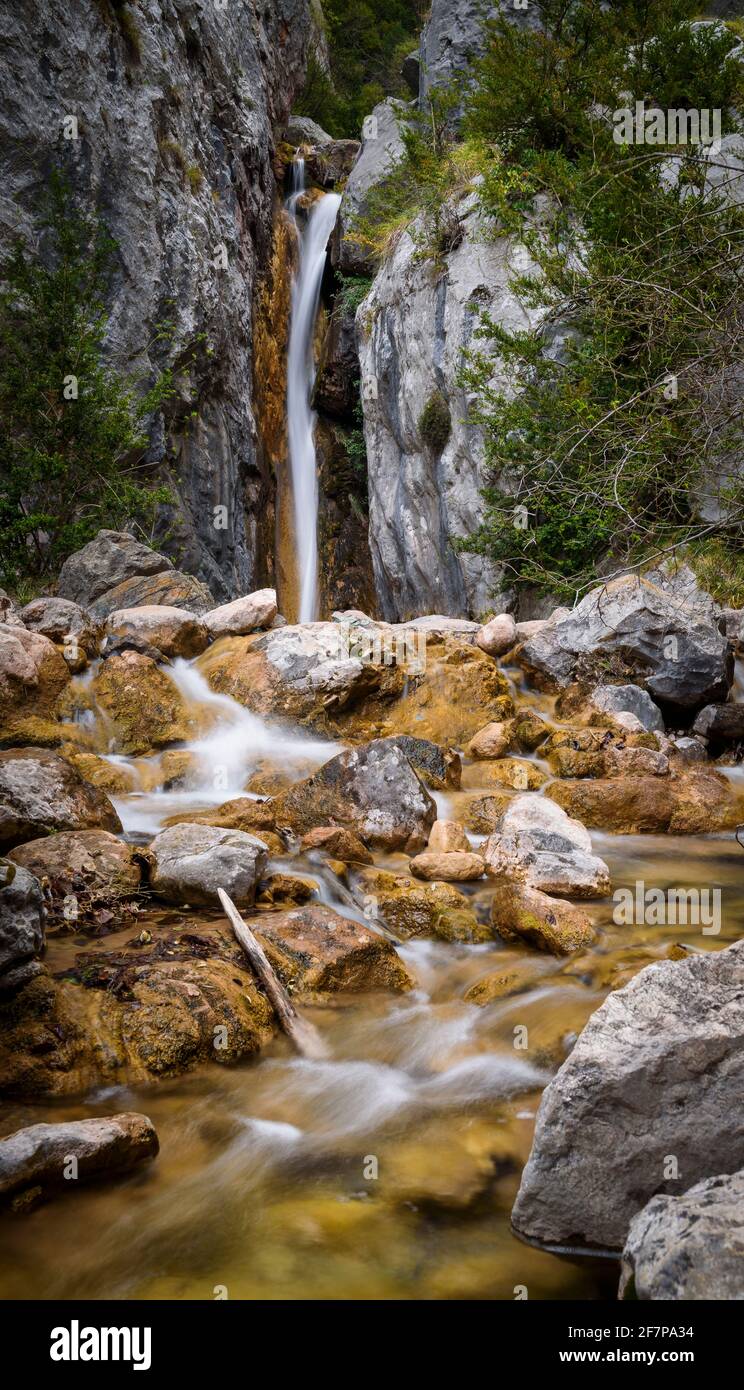 Horsetail waterfall on the Empedrats path (Berguedà, Catalonia, Spain, Pyrenees) ESP: Salto de la cola de caballo en el camino de los Empedrats Stock Photo