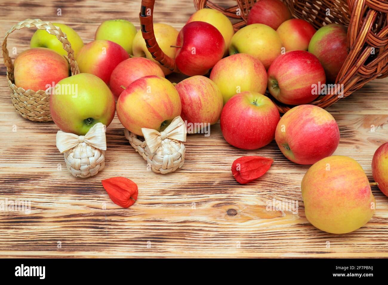 https://c8.alamy.com/comp/2F7PBNJ/fresh-ripe-red-and-yellow-apples-in-a-wicker-basket-on-a-wooden-background-healthy-food-for-vegetarians-2F7PBNJ.jpg