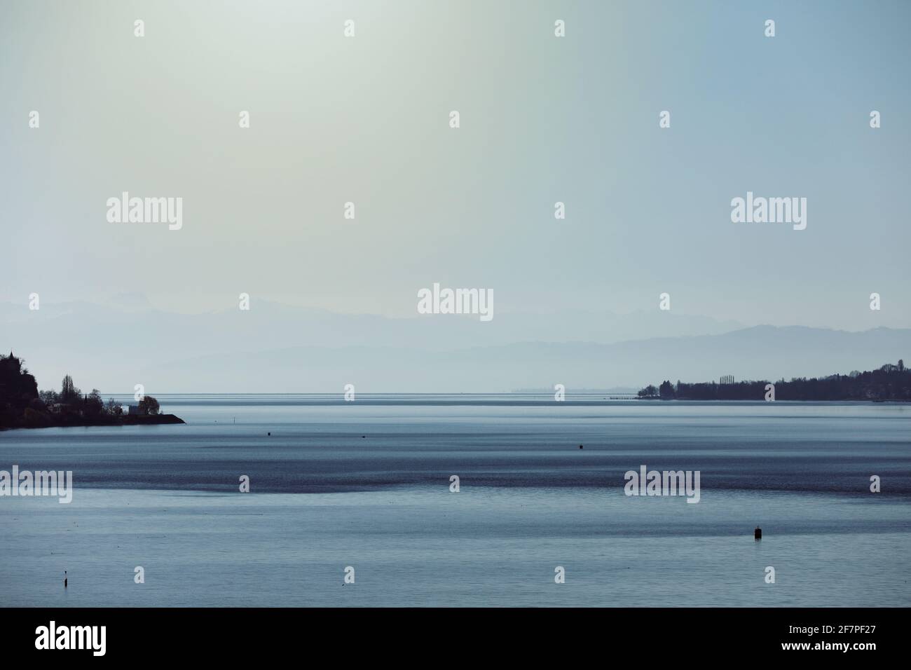 Fog over mirror surface lake hi-res stock photography and images - Alamy