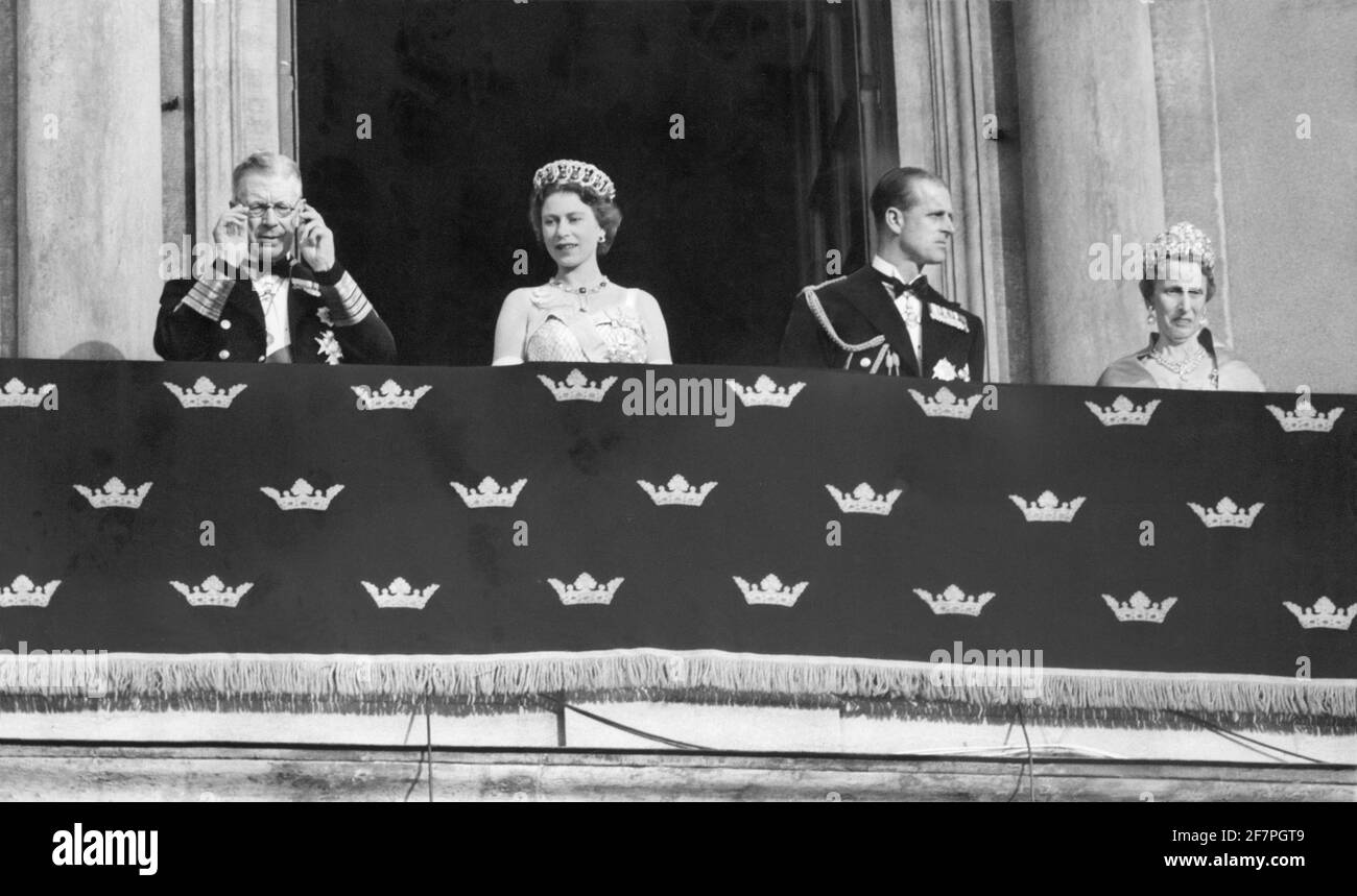 King Gustaf VI Adolf of Sweden, Queen Elizabeth II, Prince Philip and Queen Louise of Sweden (Lady Louise Mountbatten) waving to the crowds from the balcony towards Lejonbacken at Stockholm Castle in connection with the Queen's state visit to Stockholm June 8, 1956. Photo: Aftonbladet / TT code 2512 Stock Photo
