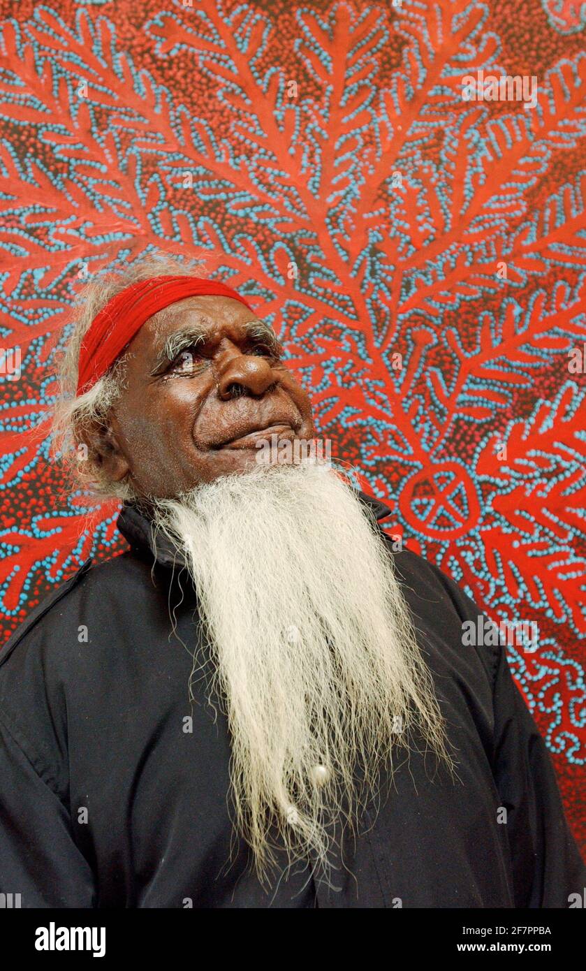 L-R SIMON HOGAN A OF THE SINIFEX PEOPLE IN AUSTRALIA IN FROUNT OF HIS PAINTING ILKURLKA, WHICH DEPICT STORIES OF THE CREATION OF THE EMU,ON SHOW AT THE REBECCA HOSSACK GALLERY, LONDON W1. 10 May 2005 TOM PILSTON Stock Photo