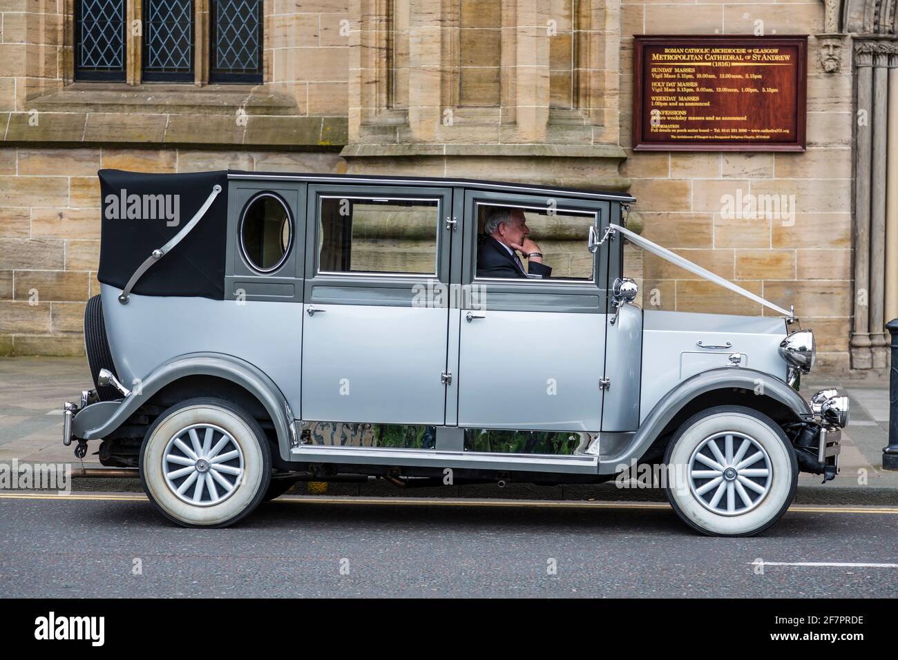 Limousine by a church hi-res stock photography and images - Alamy, image size:1300x956