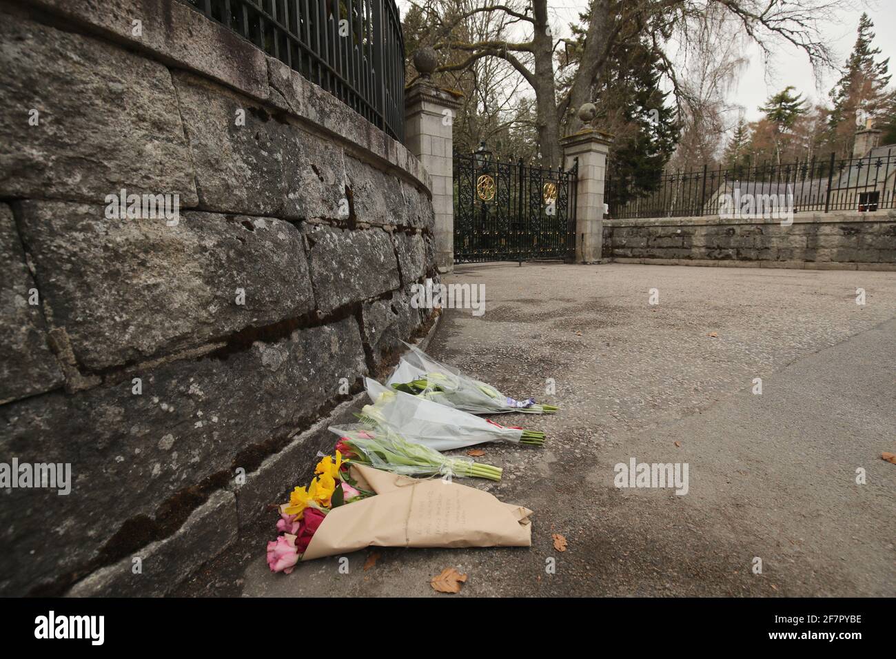 Floral tributes outside the gates at Balmoral Castle, Aberdeenshire, following the announcement of the death of the Duke of Edinburgh at the age of 99. Picture date: Friday April 9, 2021. Stock Photo