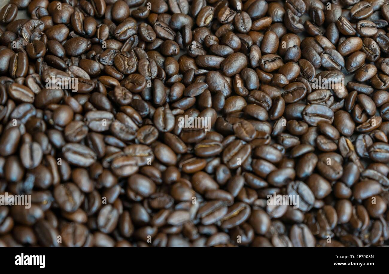 Top view roasted coffee beans background Stock Photo - Alamy