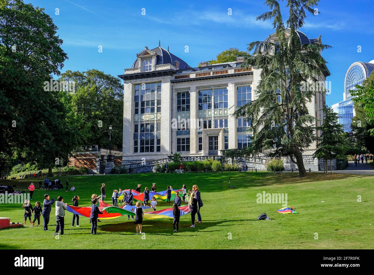 20.09.2019, Bruessel, Belgien - Kinder spielen mit grossen bunten Tuechern auf einer Wiese im Park Leopold nahe dem Gebaeude des Europaeischen Parlame Stock Photo