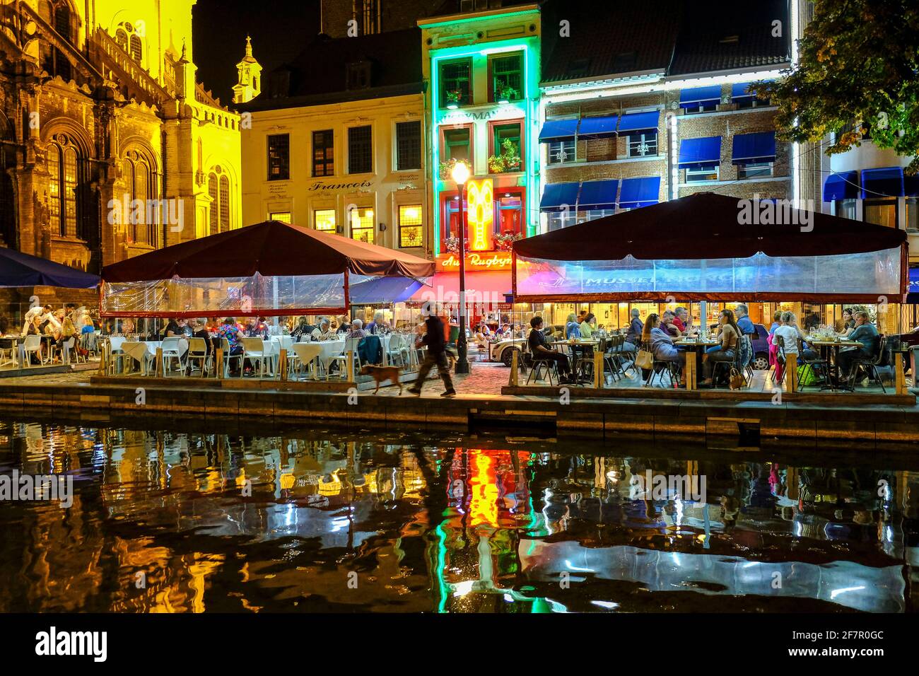 21.09.2019, Bruessel, Belgien - gut besuchte Restaurantterrassen am Abend am Quai aux Briques im Bereich des ehemaligen Innenstadthafens neben der Kir Stock Photo