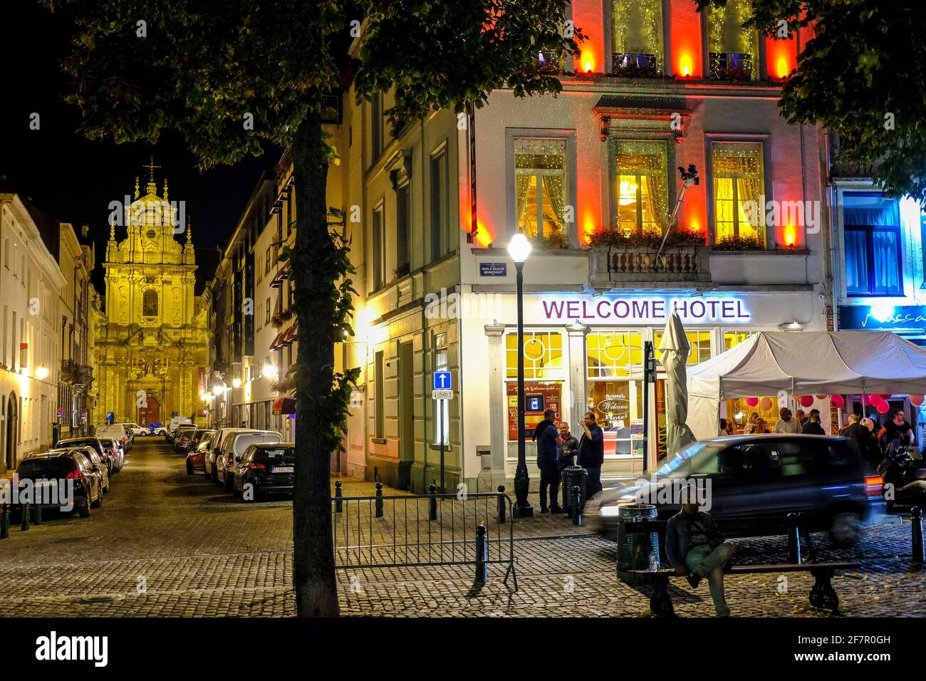 21.09.2019, Bruessel, Belgien - Gaeste trinken Bier am Abend vor einem Hotelrestaurant am Quai Au Bois A Bruler im Bereich des ehemaligen Innenstadtha Stock Photo