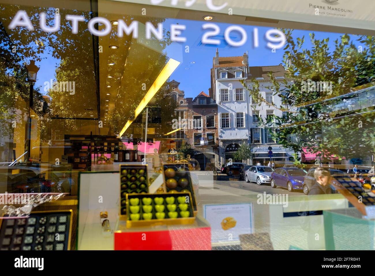 21.09.2019, Bruessel, Belgien - Spiegelung im Schaufenster einer Filiale des Chocolatiers Pierre Marcolini an der Place du Grand Sablon / Grote Zavel Stock Photo