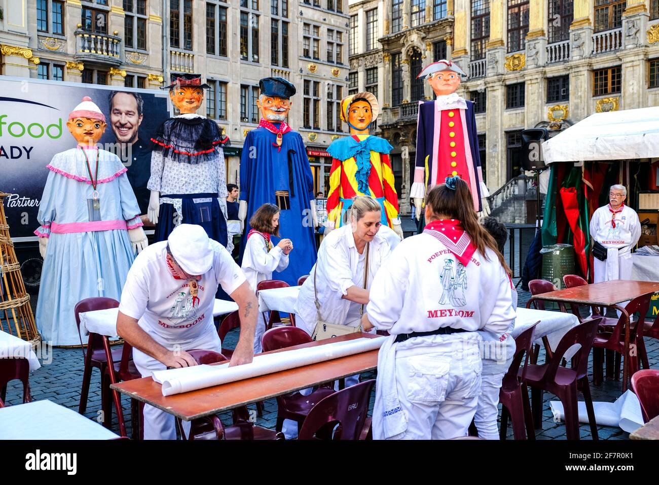 21.09.2019, Bruessel, Belgien - Vorbereitungen fuer eine Folkloreveranstaltung auf dem Grand-Place in Bruessel, bei der auch traditionelle Grosspuppen Stock Photo
