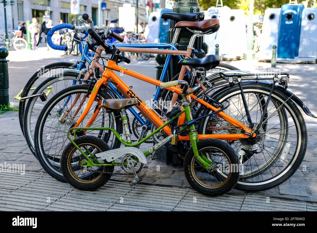 21.09.2019, Bruessel, Belgien - vier Fahrraeder einer Familie an einer Strasse in der Naehe der Kirche Sainte-Catherine in Brüssel Stock Photo