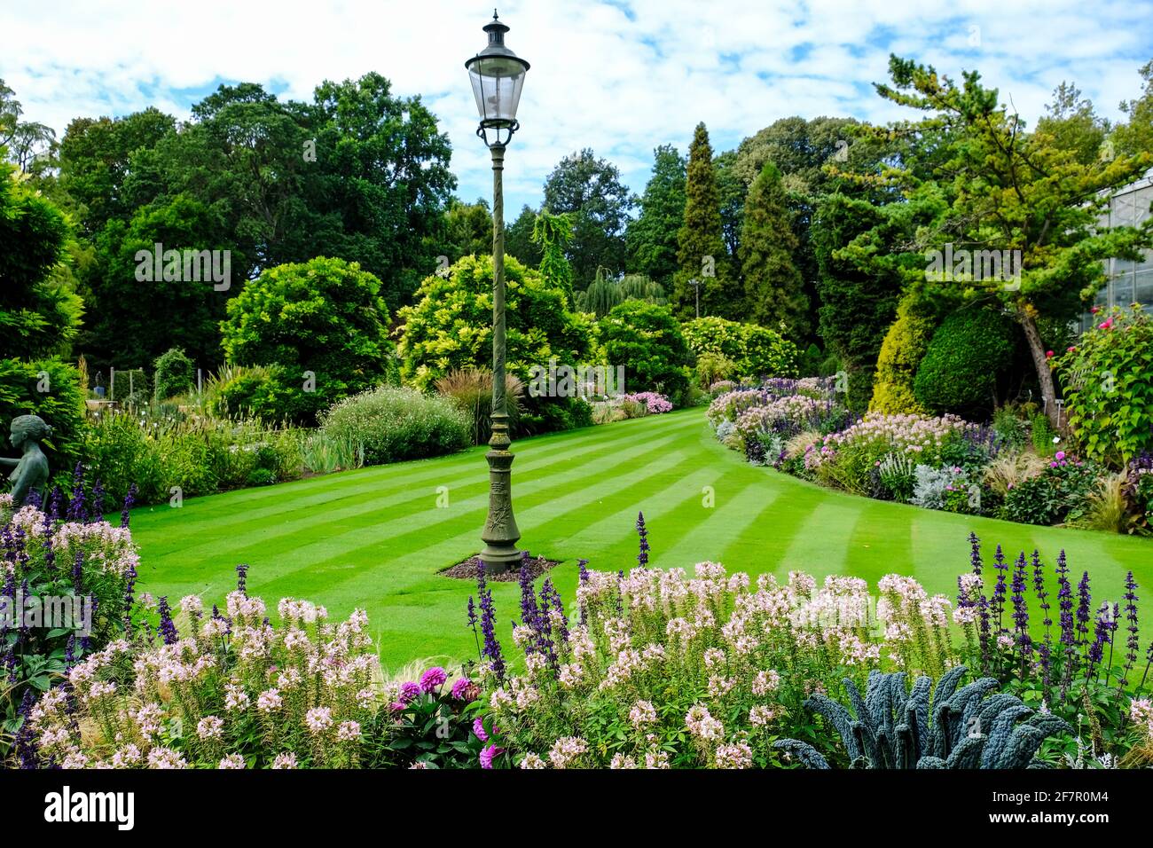 22.09.2019, Leuven, Belgien - Laterne im botanischen Garten Kruidtuin der katholischen Universitaet von Leuven, dem aeltesten botanischen Garten Belgi Stock Photo