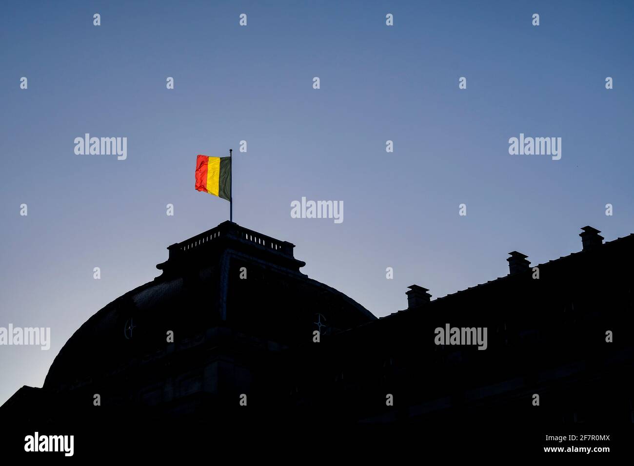 15.12.2019, Bruessel, Belgien - Die belgische Fahne auf dem Dach des koeniglichen Palastes in Bruessel zeigt an, dass die koenigliche Familie anwesend Stock Photo