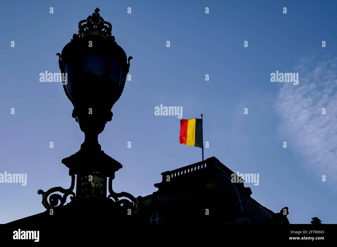 15.12.2019, Bruessel, Belgien - Die belgische Fahne auf dem Dach des koeniglichen Palastes in Bruessel zeigt an, dass die koenigliche Familie anwesend Stock Photo