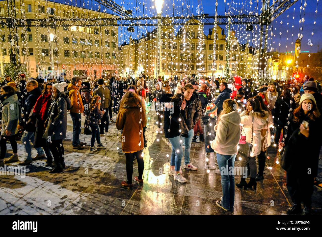 14.12.2019, Bruessel, Belgien - Touristen in einer Lichtinstallation in der Vorweihnachtszeit in Bruessel an der Place de l´ Albertine Stock Photo