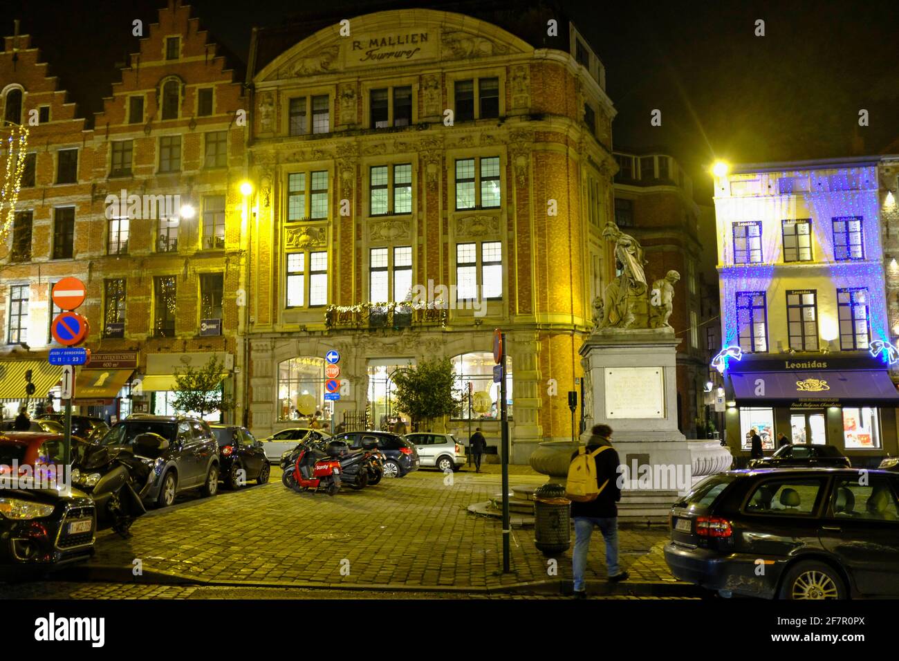 14.12.2019, Bruessel, Belgien - historische Hausfassaden am noblen Platz Grand Sablon in Bruessel bei Nacht Stock Photo