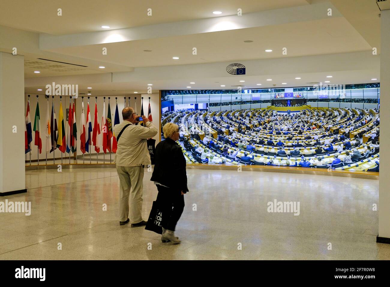 25.09.2019, Bruessel, Belgien - zwei Besucher in einem Vorraum des Plenarsaals waehrend einer Besichtigung des Europaeischen Parlaments in Bruessel Stock Photo
