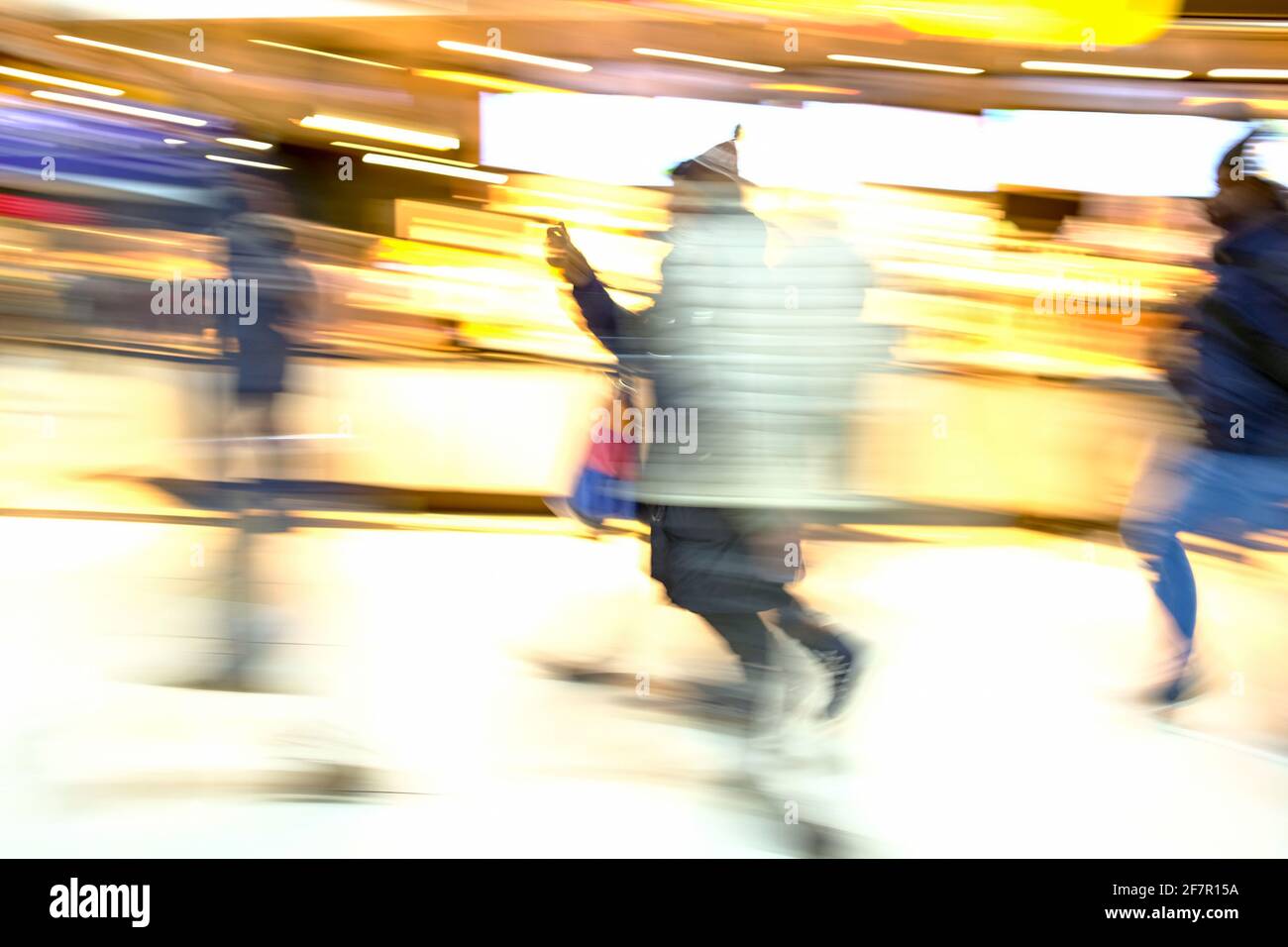 19.01.2019, Duesseldorf, Nordrhein-Westfalen, Deutschland - Menschen im Duesseldorfer Hauptbahnhof Stock Photo