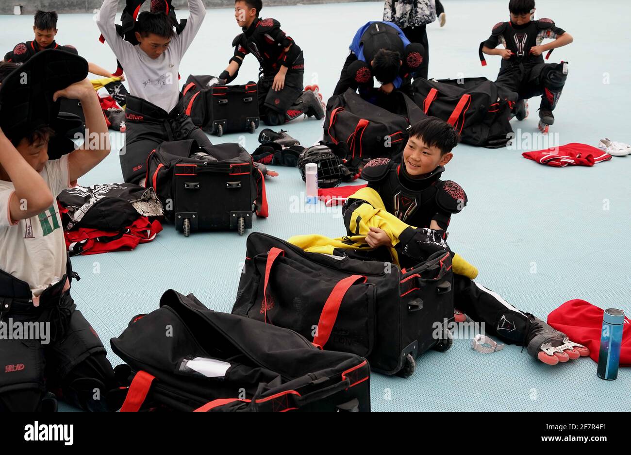 (210409) DENGFENG, April 9, 2021 (Xinhua) Players of Shaolin