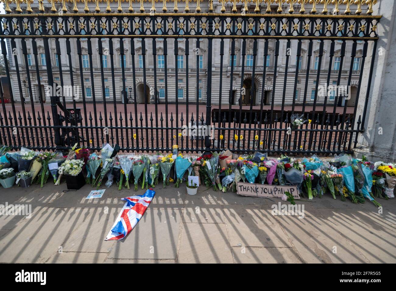 London, UK. 9th Apr, 2021. Flowers outside Buckingham Palace after the death of Prince Philip, aged 99, was announced. Credit: Stephen Chung/Alamy Live News Stock Photo