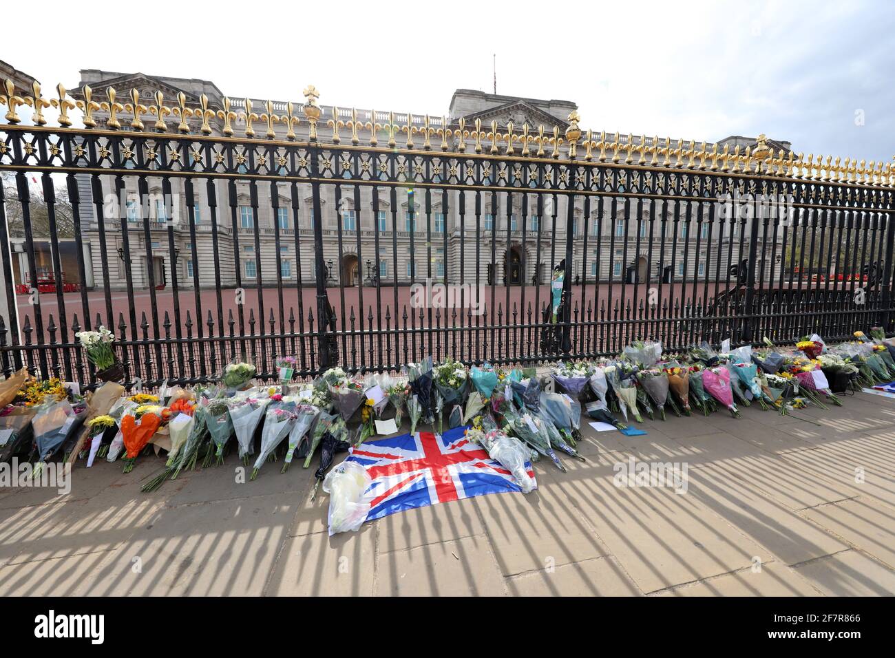 London, UK. 9th Apr, 2021. Floral tributes laid by people at Buckingham Palace after the announcement of the death of Prince Philip Credit: Paul Brown/Alamy Live News Stock Photo