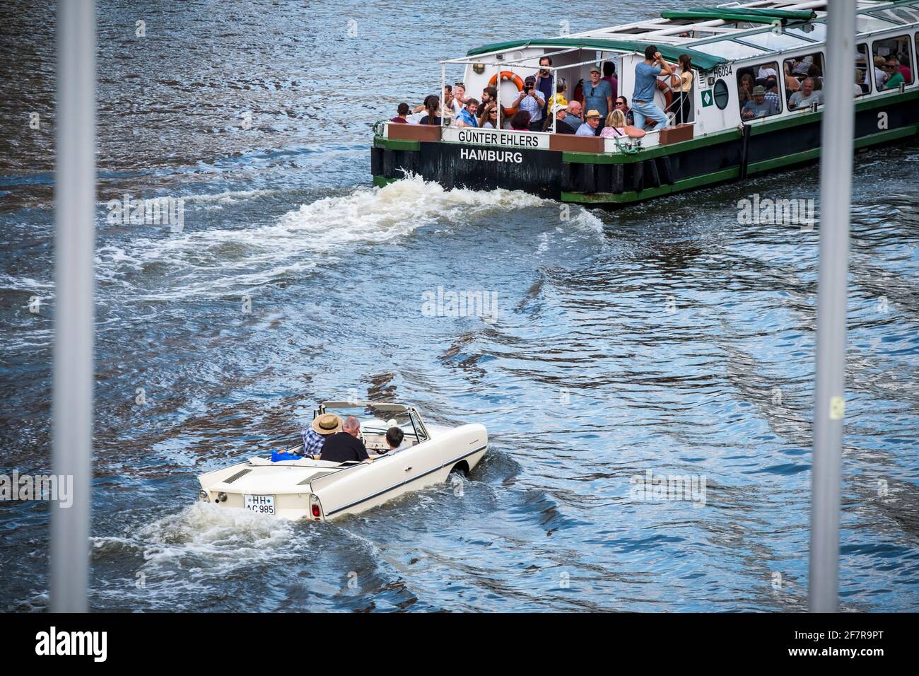Amphicar Schwimmauto auf der Elbe im Hamburger Hafen Stock Photo
