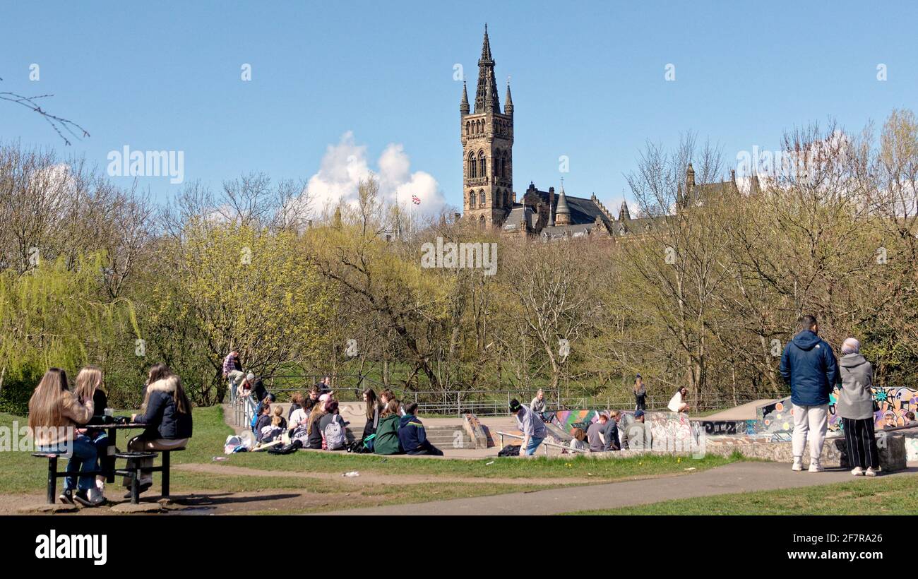 Glasgow, Scotland, UK. 9h  April, 2021. UK  Weather: Sunny day saw increasing footfall in kelvingrove park currently under the watchfull eye of the police patrolling and enforcing an alcohol ban. . Credit: Gerard Ferry/Alamy Live News Stock Photo