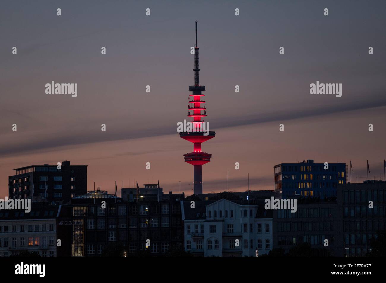 Der Hamburger Fernsehturm mit roter Beleuchtung bei Nacht. Stock Photo
