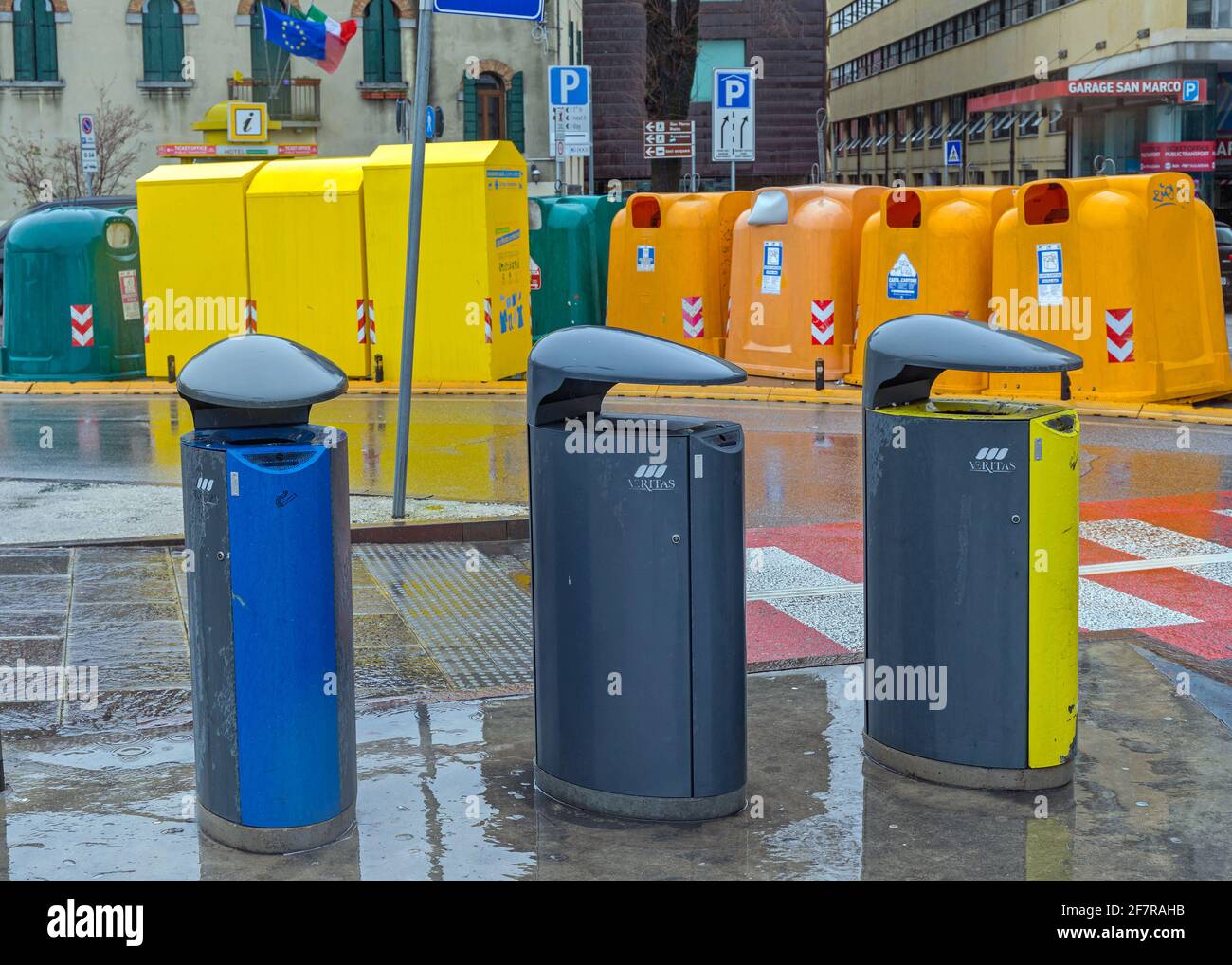 Page 2 Italy Waste Street High Resolution Stock Photography And Images Alamy